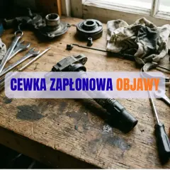 Warsztat samochodowy z narzędziami i częściami. Na stole leży cewka zapłonowa, a tekst informuje o jej objawach.