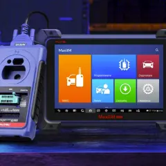 Niebieskie urządzenie do programowania kluczy samochodowych, podłączone do tabletu diagnostycznego MaxiIM. Narzędzie carprog2 gotowe do pracy.