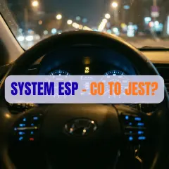 Widok na deskę rozdzielczą samochodu nocą. Na środku kierownicy świeci się kontrolka ESP, a na ekranie widnieje napis "SYSTEM ESP - CO TO JEST?".