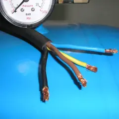 Przewody do podłączenia silnika 3 fazowego 4 przewody: czarny, brązowy, żółto-zielony i niebieski.