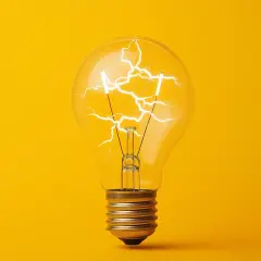 Żarówka z błyskawicami w środku, symbolizująca energię i pomysł. Jak obliczyć moc? To pytanie, na które odpowiedź może rozjaśnić umysł.