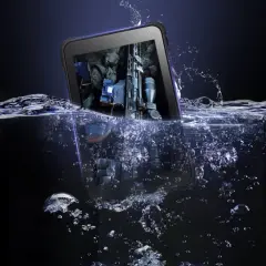 Wytrzymały tablet z grafiką broni zanurzony w wodzie, demonstrujący jego wodoodporność IP69.