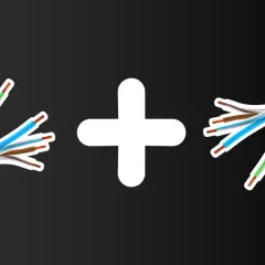 Dwa rozplecione kable sieciowe połączone białym znakiem plus. Dowiedz się, jak połączyć kable bez lutowania.