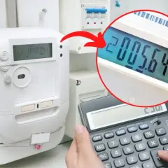 Kalkulator pokazuje odczyt licznika energii elektrycznej, który może być użyty do obliczenia rachunków. Cyfry na liczniku to kody obis.