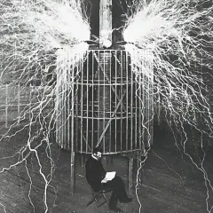 Eksperyment z wyładowaniami elektrycznymi, pokazujący różne rodzaje kondensatorów w akcji. Mężczyzna siedzi spokojnie wśród błyskawic.