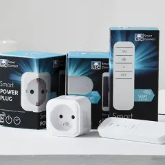 Zestaw LSC Smart Connect: wtyczka smart i pilot. Instrukcja obsługi w zestawie.