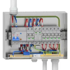Zabezpieczona instalacja elektryczna w garażu: skrzynka z wyłącznikami, bezpiecznikami i listwami zaciskowymi.