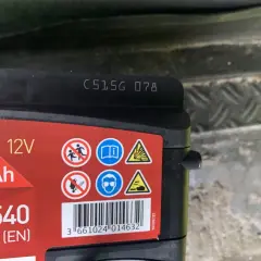 Na akumulatorze widoczny kod C515G 078, który może oznaczać datę produkcji akumulatora.