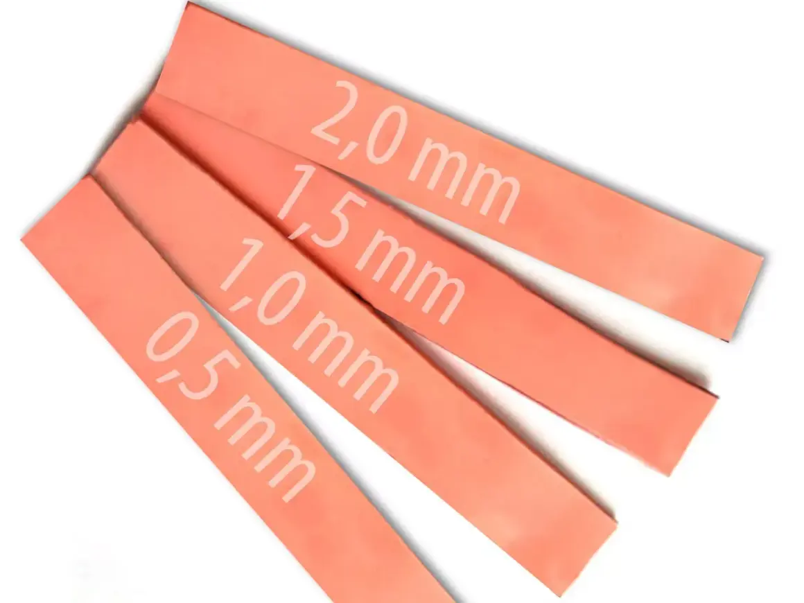 Różowe termopady o grubościach 0,5 mm, 1,0 mm, 1,5 mm i 2,0 mm, gotowe do odprowadzania ciepła.