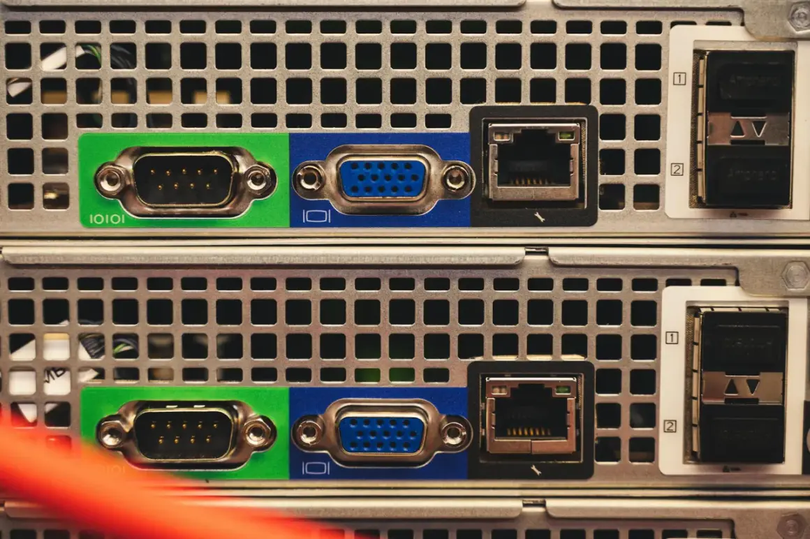 Dwa serwery domowe ułożone jeden na drugim, z widocznymi portami VGA, Ethernet i innymi złączami.