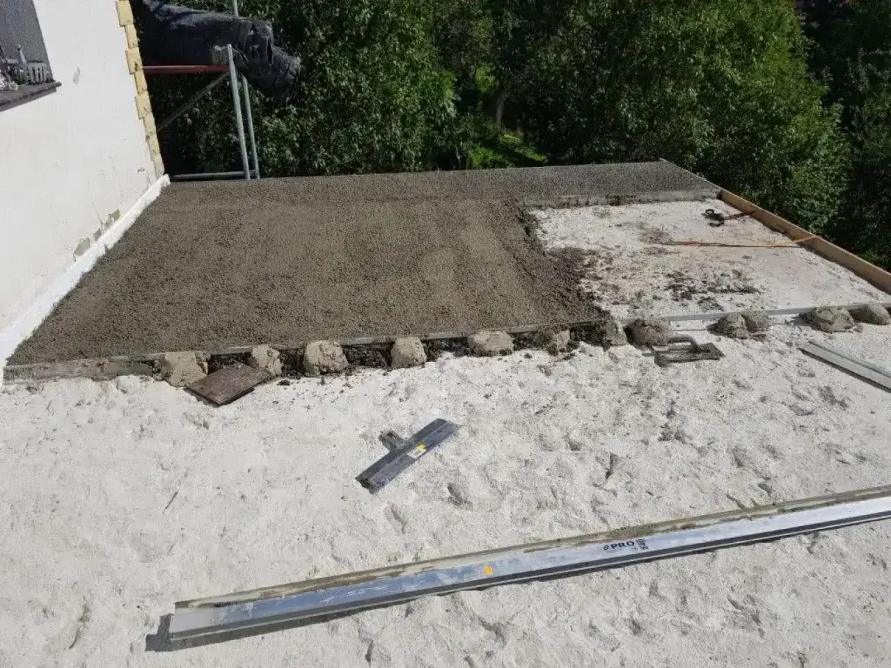 Budowa dachu, wylewanie styrobetonu. Właściwe proporcje materiału są kluczowe dla trwałości.