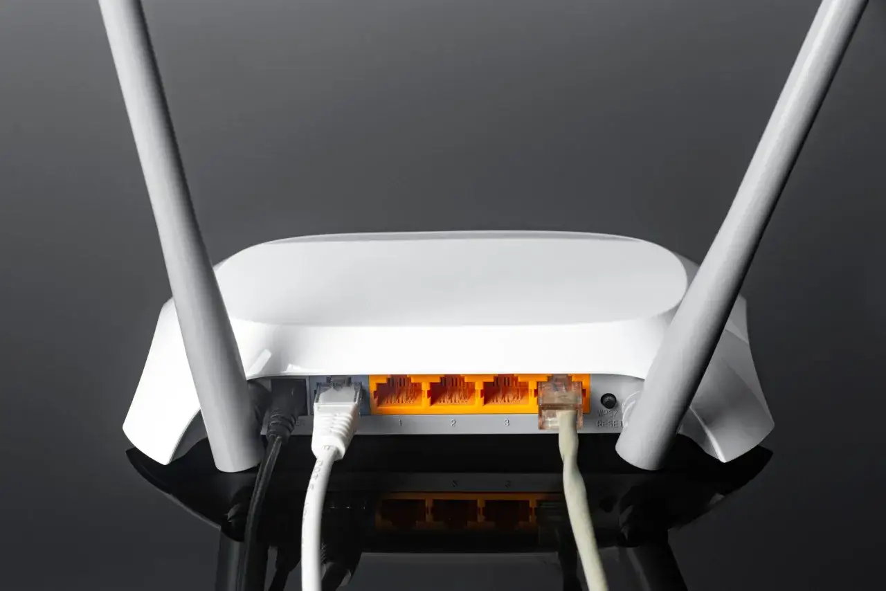Router z antenkami i kablami. Dowiedz się, jak wzmocnić sygnał wifi w domu, by cieszyć się lepszym zasięgiem.
