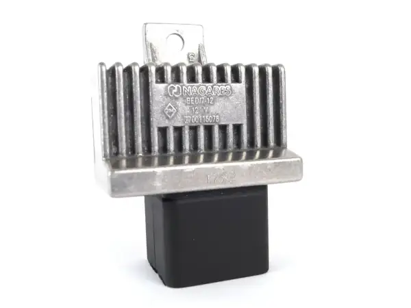 Regulator napięcia NAGARES, 12V. Może być powiązany z błędem DTC P0340 w Renault.