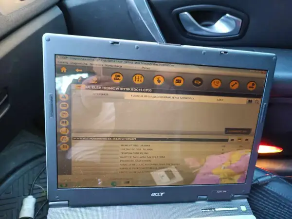 Diagnostyka Renault CLIP pokazuje błąd DTC P1525, wskazujący na problem z regulacją ograniczenia prędkości.