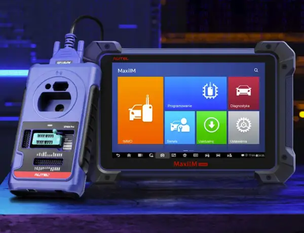 Niebieskie urządzenie do programowania kluczy samochodowych, podłączone do tabletu diagnostycznego MaxiIM. Narzędzie carprog2 gotowe do pracy.