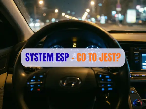 Widok na deskę rozdzielczą samochodu nocą. Na środku kierownicy świeci się kontrolka ESP, a na ekranie widnieje napis "SYSTEM ESP - CO TO JEST?".