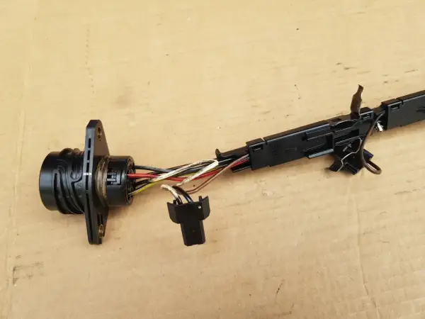 Element układu elektrycznego z wieloma przewodami. Może posłużyć do diagnostyki, jak sprawdzić regulator napięcia.