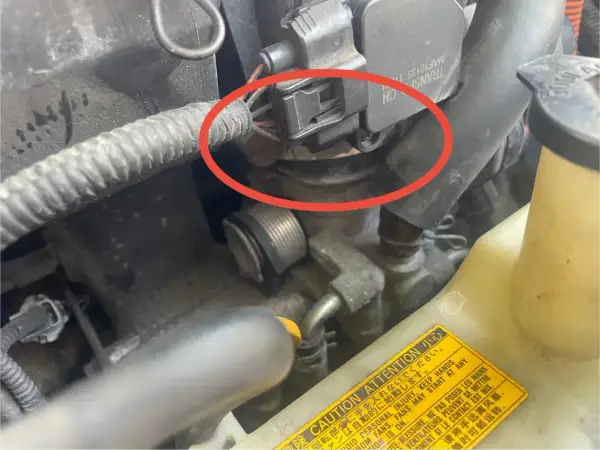 Silnik BMW z błędem DTC P0171. Czerwone koło zaznacza problem z przepływomierzem powietrza.