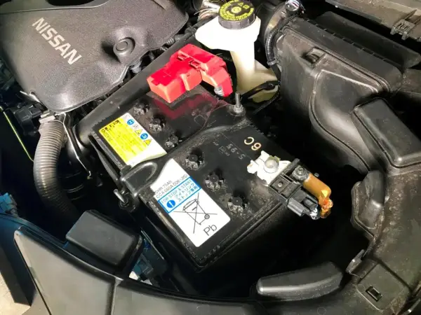 Akumulator Nissan z oznaczeniem "FOR STOP & START" i symbolem Pb. Może to być związane z kaucją za akumulator przy zakupie nowego.