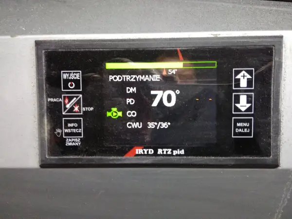 Wyświetlacz sterownika kotła Iryd RTZ PID z temperaturą 70°C i wskaźnikami pracy.