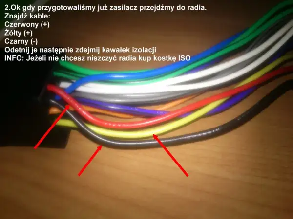Jak podłączyć radio samochodowe w domu: czerwony i żółty kabel (+) oraz czarny (-). Zdejmij izolację, by połączyć.