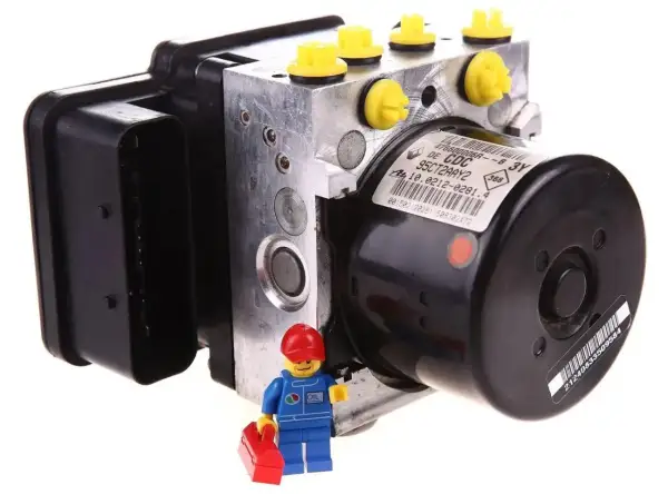 Moduł ABS Renault, być może z błędem dtc u3003. Mały mechanik z walizką gotowy do naprawy.