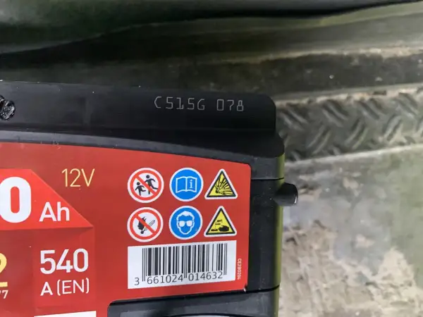 Na akumulatorze widoczny kod C515G 078, który może oznaczać datę produkcji akumulatora.