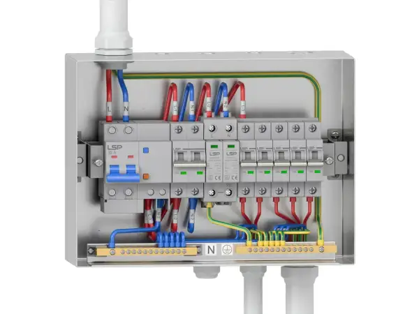 W skrzynce elektrycznej widać łączenie bednarki z przewodem, bezpieczniki i okablowanie.